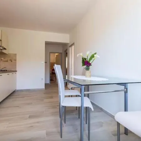 Modernes In Mit Privatem Parkplatz Apartment