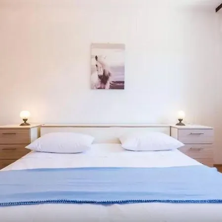 Modernes In Mit Privatem Parkplatz Apartman